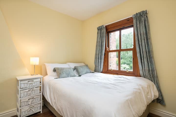 Следващата спалня е също толкова удобна, с красива гледка към градините и провинцията. Истинските дървени подове са великолепни, идеално място за отдих в провинцията. 