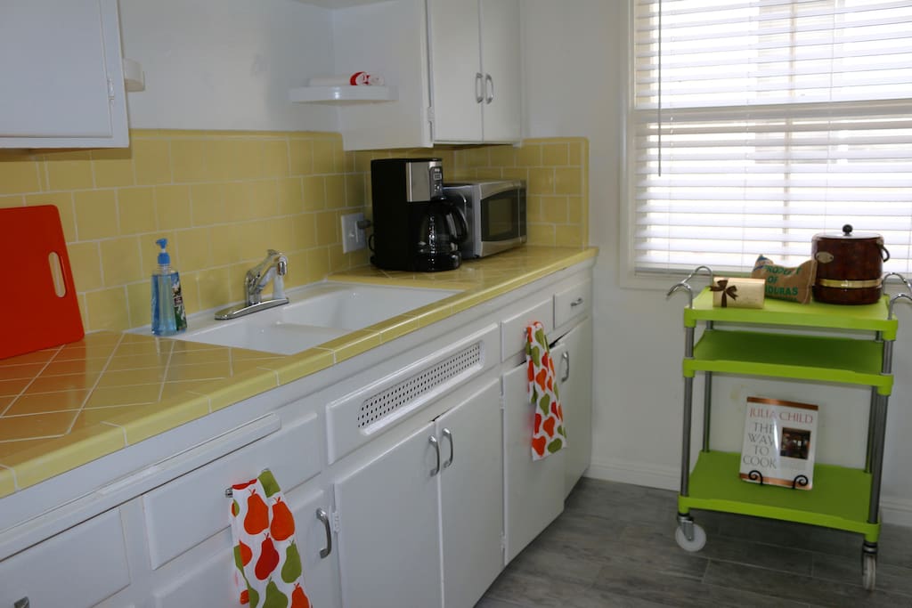 Cute full kitchen for cooking before day at the beach.