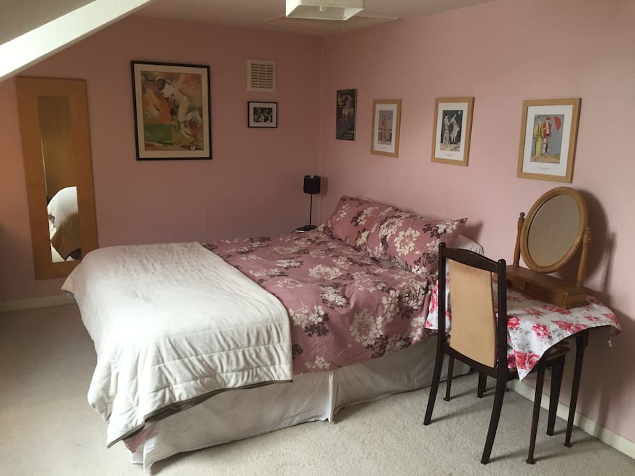 Cottage-themed double bedroom with chest of drawers and lots of closet space