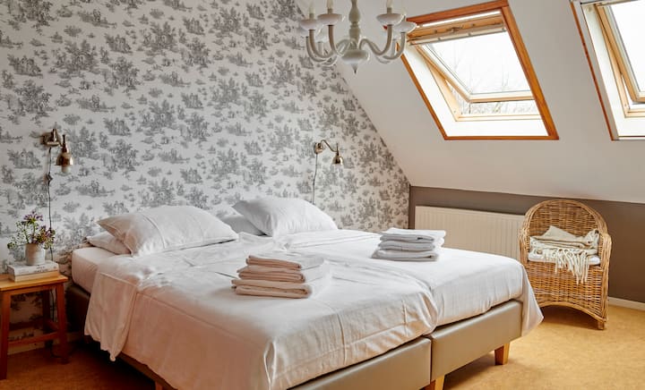 Ferienhaus zur Selbstverpflegung für 14 Personen + 2 Babys. Sechs Schlafzimmer und 4 Baeder. Doppeltoilette im Erdgeschoss. Doppel-TV-Bereich.