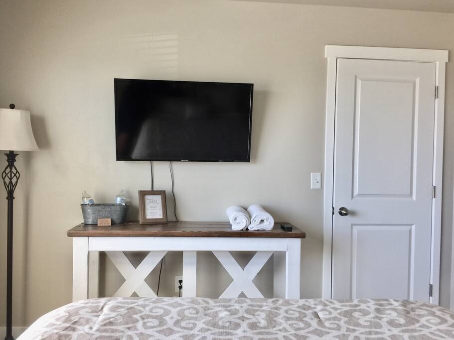 43” TV with HDMI cord (No Cable)