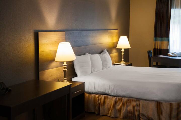 King  Size Bed in Cozy Inn Costa Mesa