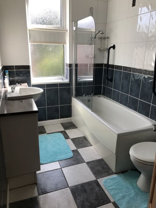 Shared bathroom, 2 toilets
