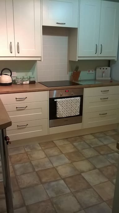 Fully equipped kitchen only fitted a year ago