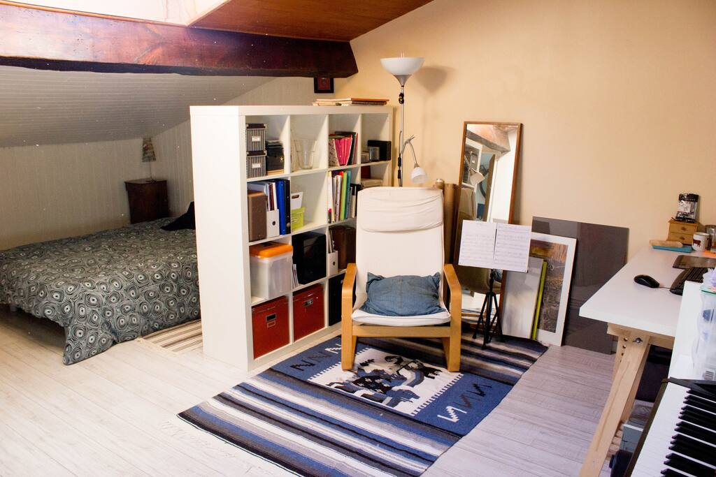 Votre chambre : en plus du lit 2 places, un matelas simple peut remplacer le fauteuil si vous êtes 3.
