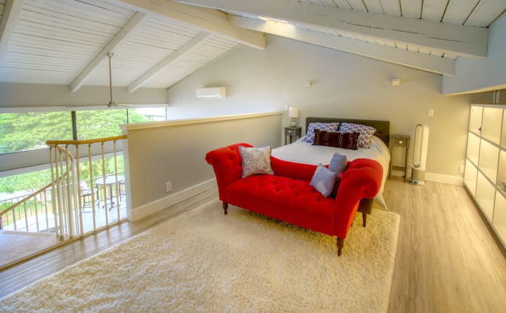 Поткровје со брачен кревет (широк 150-179 см) и прозорец на таванот