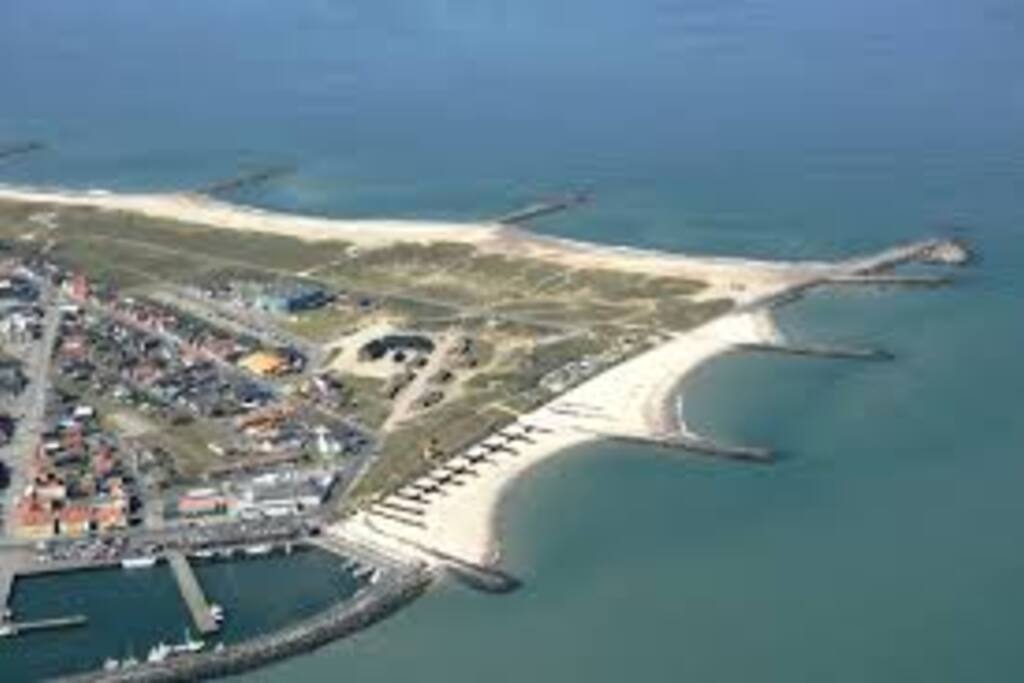 Luftfoto af Thyborøn. Stranden er nederst til højre og Vesterhavet oppe til venstre.