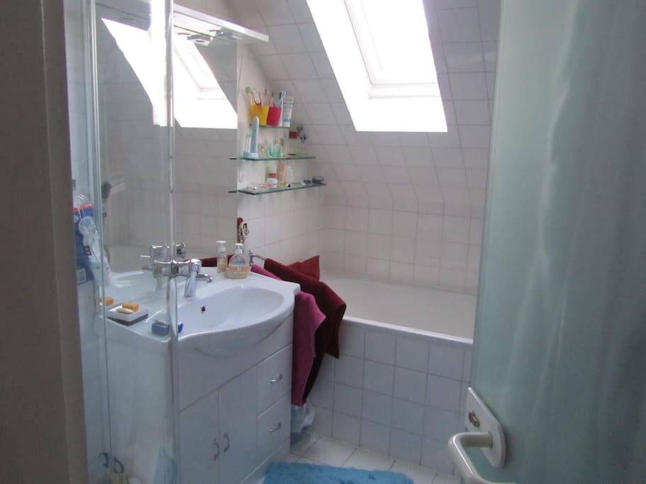 Bad mit Wanne und Dusche