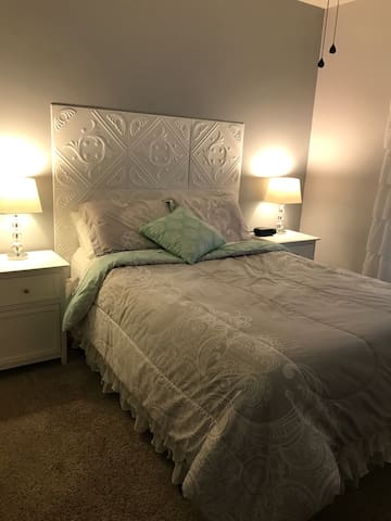 Private Room & Bath:1-4 guests 1 Bed 1 airmattress