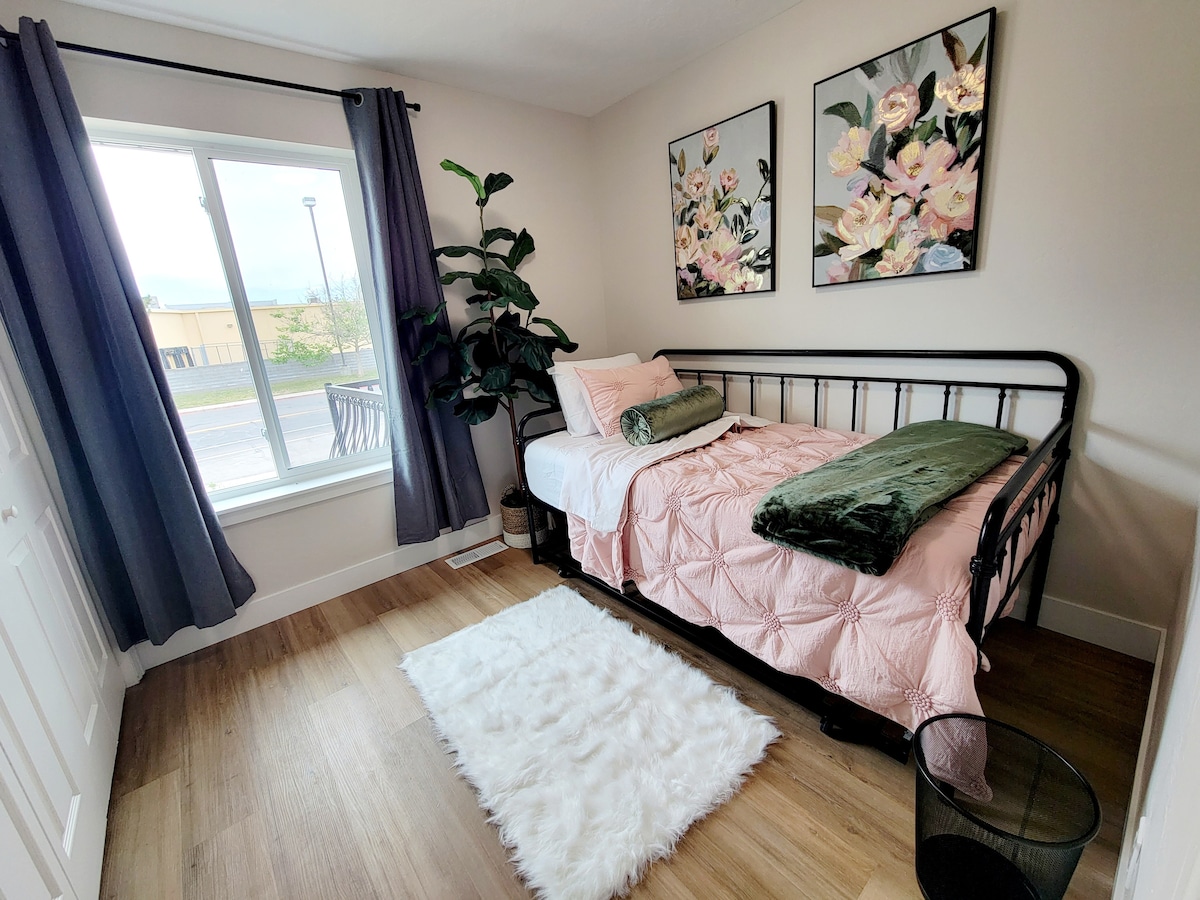 Chumba kizuri cha kulala kilicho na kitanda pacha. Kwa ombi, tunaweza kuongeza trundle ikiwa inahitajika. 