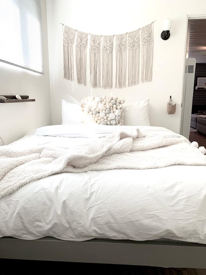 Queen size Casper mattress, organic cotton bedding, fluffy down pillows and duvet. Seriously comfy. 
