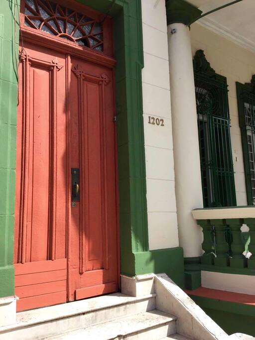 Building Entrance / Entrada al edificio