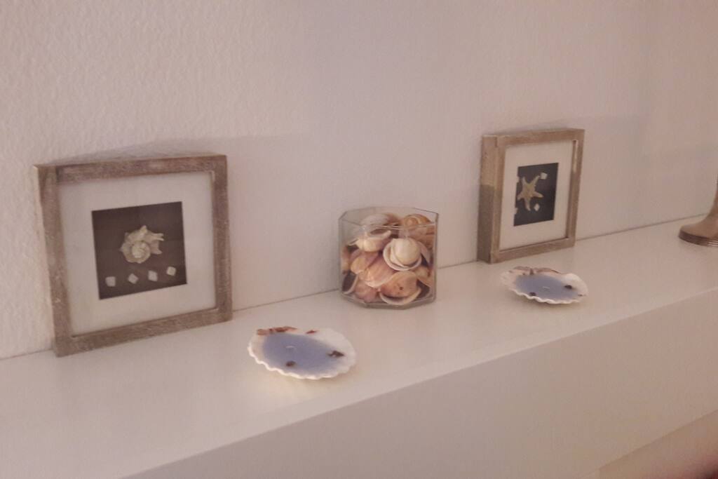 In this guests room we wanted to keep a warm white color and sea life. Please light the candles for a romantic evening atmosphere.