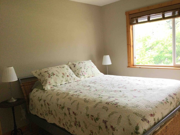 Დედოფლის ზომის ოთახი მთავარი საძინებლის მოპირდაპირე მხარეს, წინა ბაღების პირისპირ.