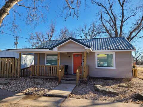 The Roadrunner

Modern 2 Bed Fully Furnished Home.