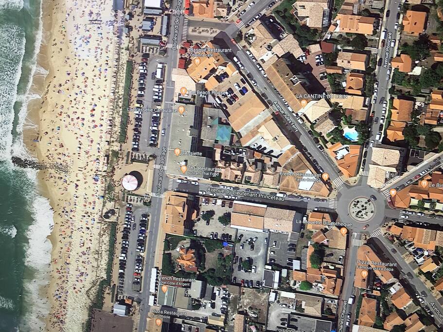 vue aérienne, logement situé à 100m de la plage centrale de Lacanau Océan, au coeur de la station balnéaire, toutes commodités accessibles à pied.