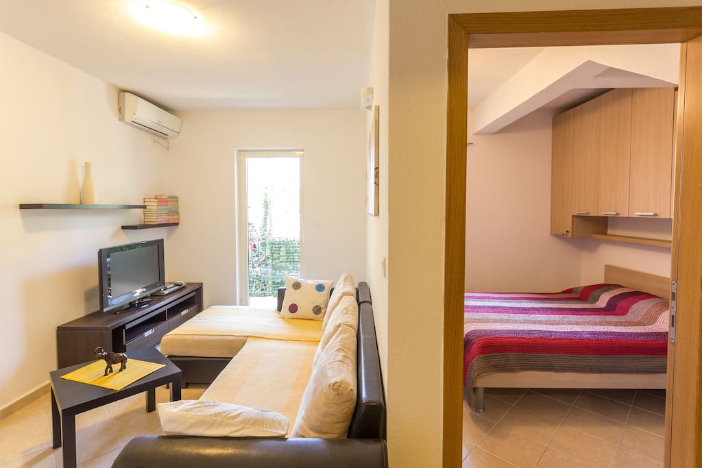 Leaving room with cable TV, wifi and air condition. Also sofa bed for two person.