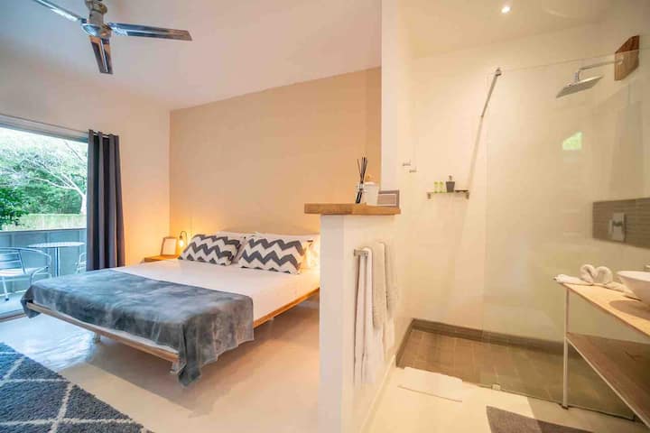 King size bed - open bathroom