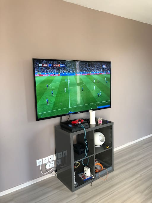 Téléviseur de 150cm, avec abonnement TV disponible (BeIN Sport inclus)