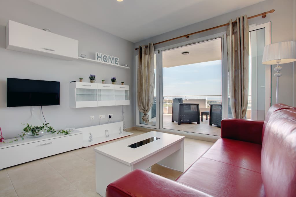Living-room with access to the terrace and sea view