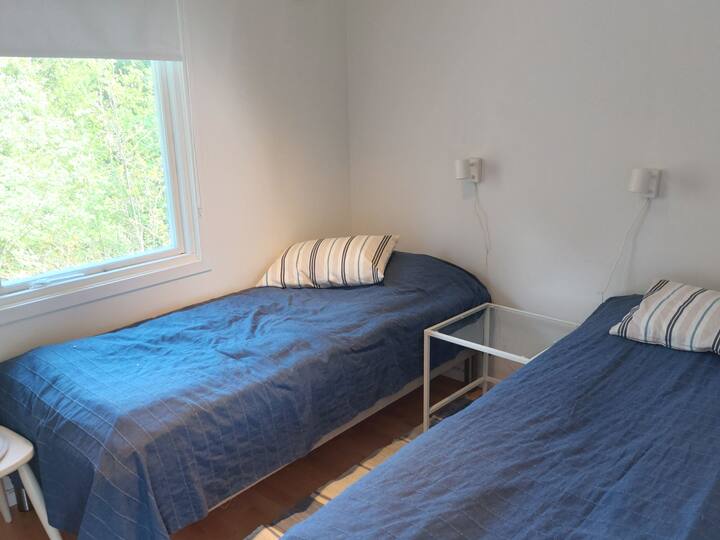 Spálňa s dvoma samostatnými lôžkami a malým šatníkom