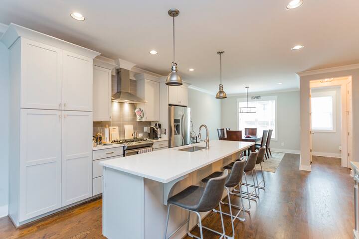 78 Walk Score Townhouse, Chefs Kitchen, Garage