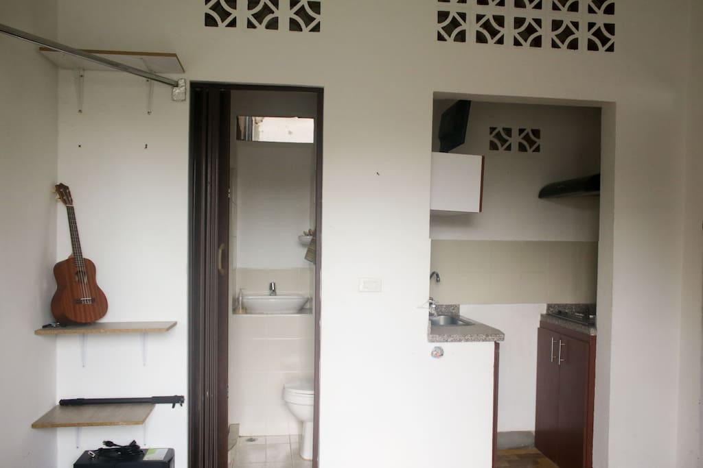 Cocineta y baño.