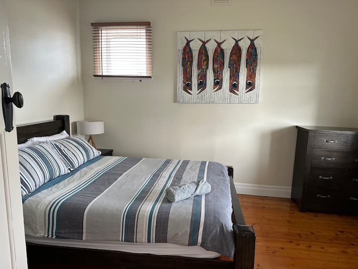 ห้องนอนหลักพร้อมตู้เสื้อผ้าและลิ้นชัก