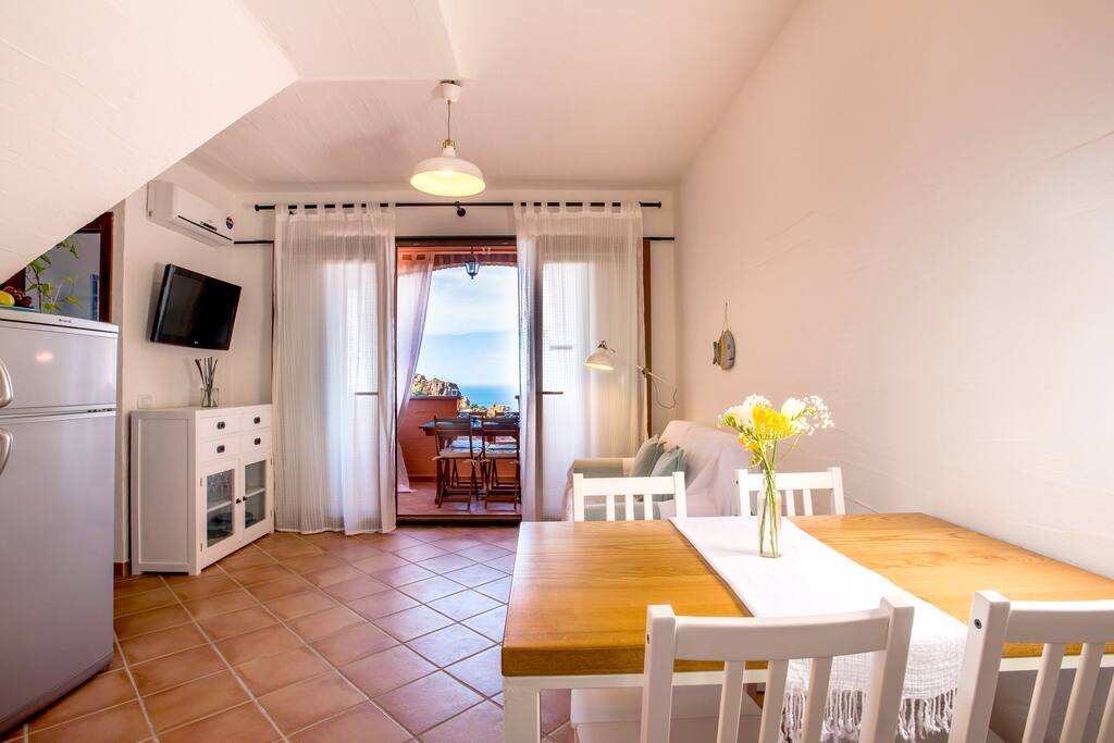 Ampia zona living con vista sul mare