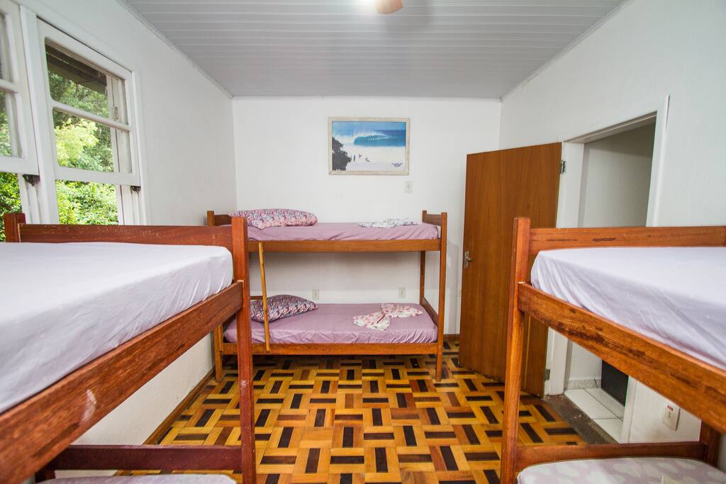 Quarto com banheiro compartilhado!