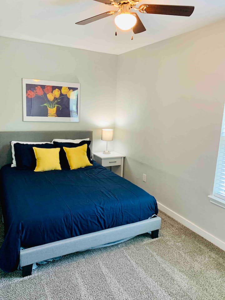 غرفة نوم كوين في الطابق العلوي 