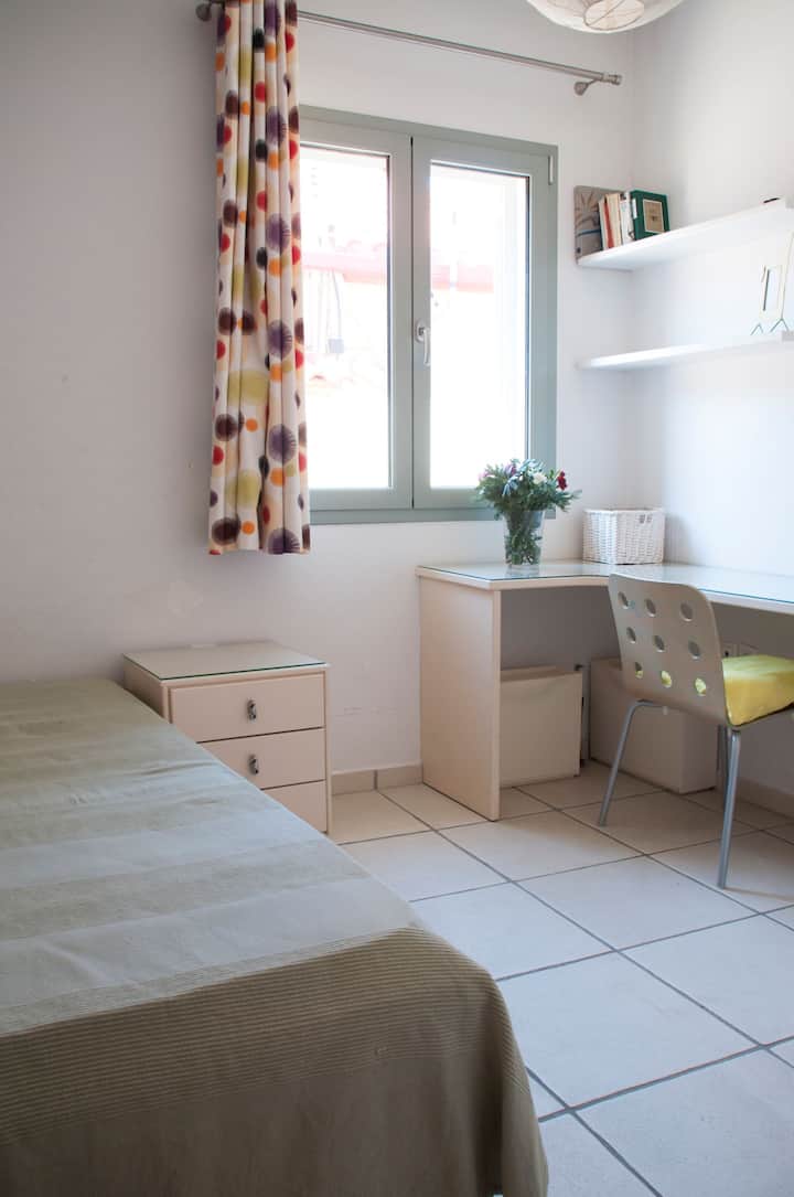 卧室配有带折叠床的单人床