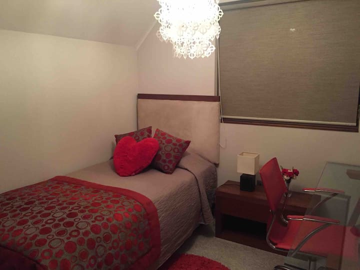 Dormitorio 2, con clóset y escritorio. 