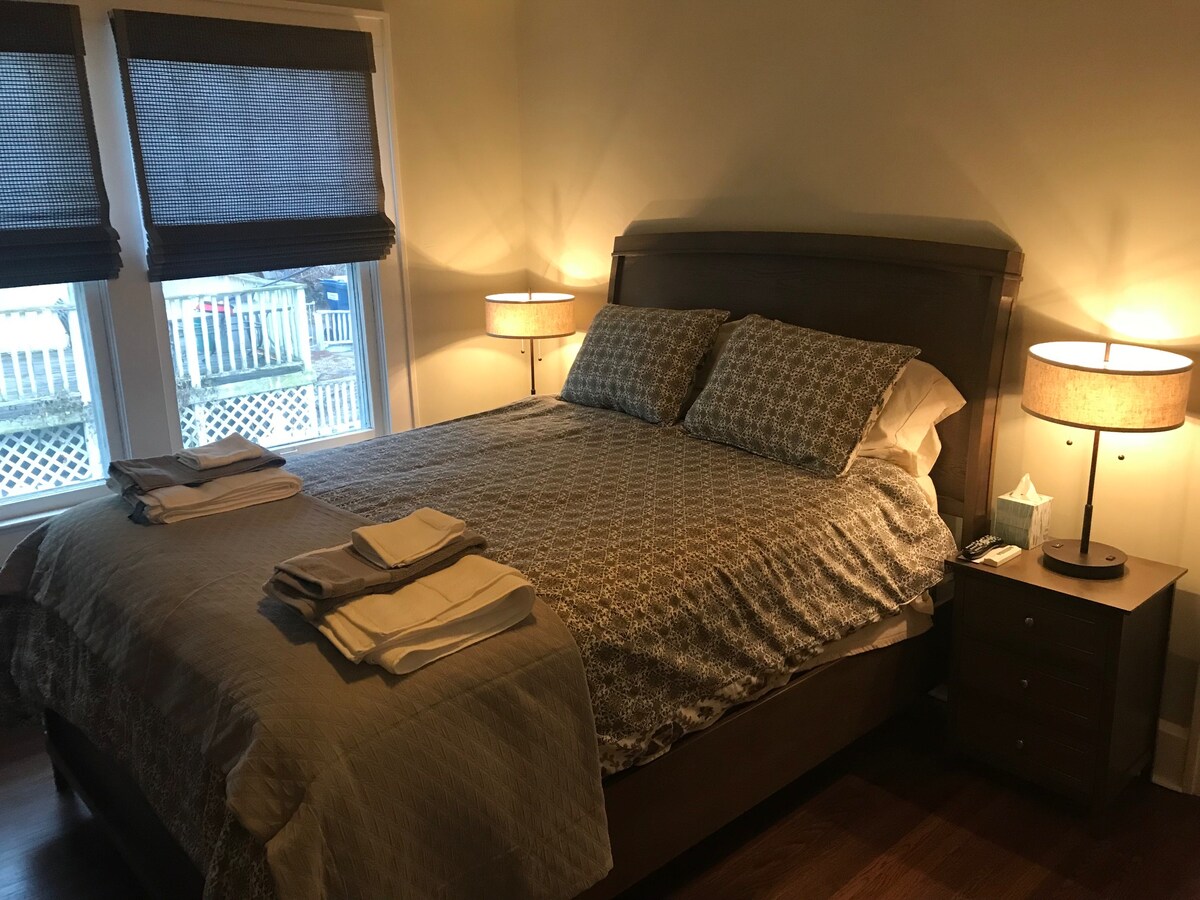 El segundo dormitorio también cuenta con una cama tamaño queen. 