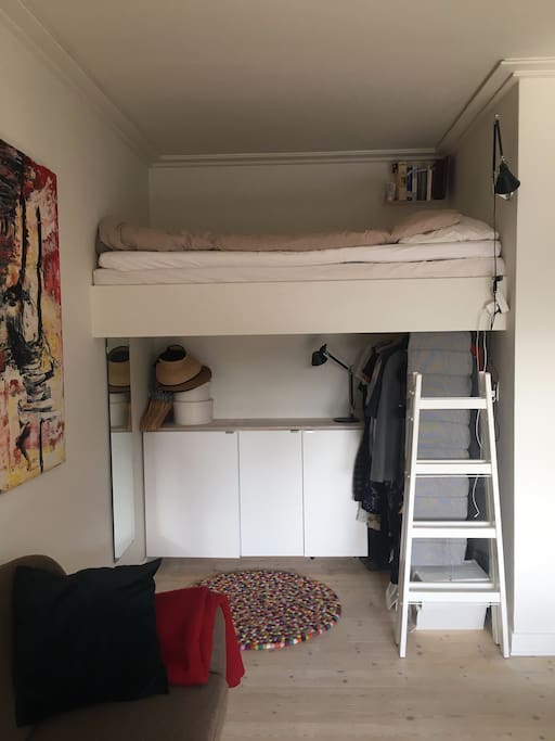 The loft bed, raised 1,60 m above the floor