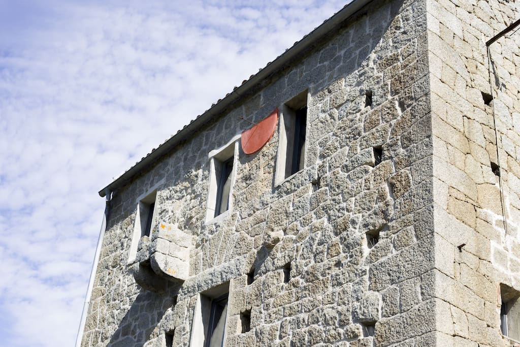 La façade vue de la terrasse