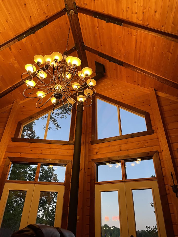 Beautiful Chandelier huangaza eneo wakati wa jioni