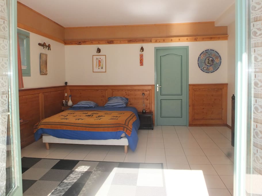 your room , votre chambre donnant sur le jardin