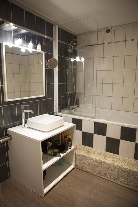 Salle de bain avec baignoire