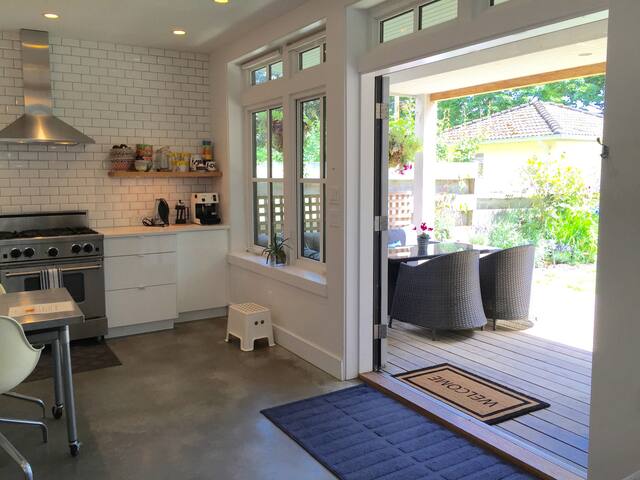 Modern Architectural lakeside Home On The Park gallery image 3