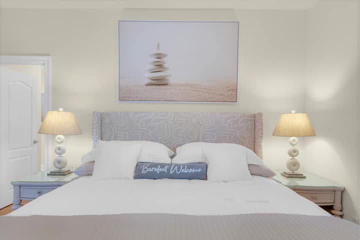 1 - ви етаж.  Спалня 1, снимка 1. Супер луксозен апартамент със самостоятелна баня, самостоятелен вход за басейн и телевизор на стената.