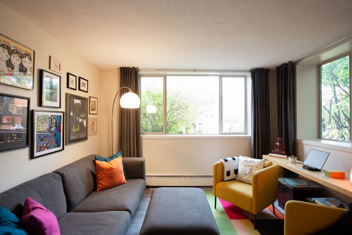 Bright City Condo Near the Light Rail