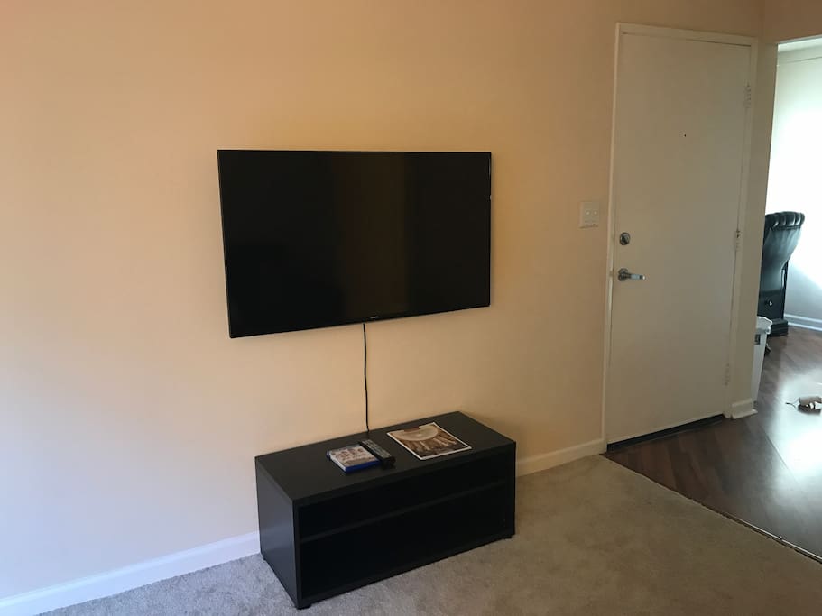 Smart Tv with Netflix and Amazon Video Services