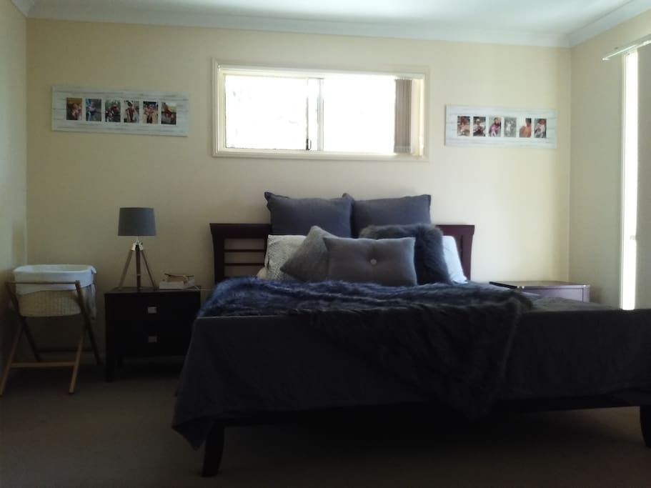 master bedroom kingsize bed