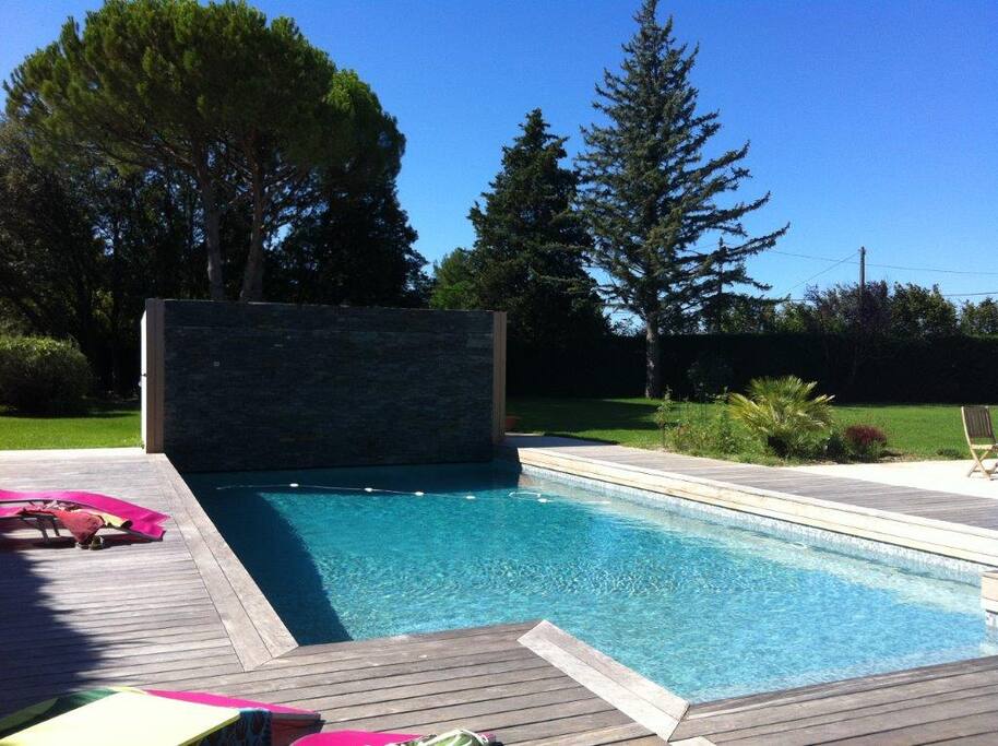 Piscine 12x5m avec Deck 150m2 en ipe.
Transats et salon de jardin