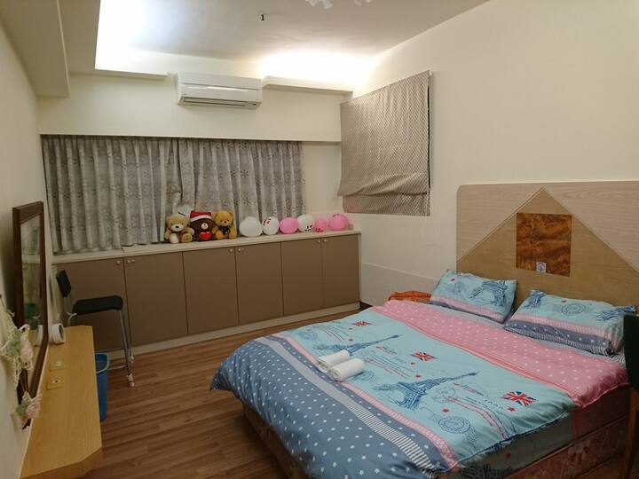 Priestranná hlavná spálňa (188 * 152 cm veľká manželská posteľ)