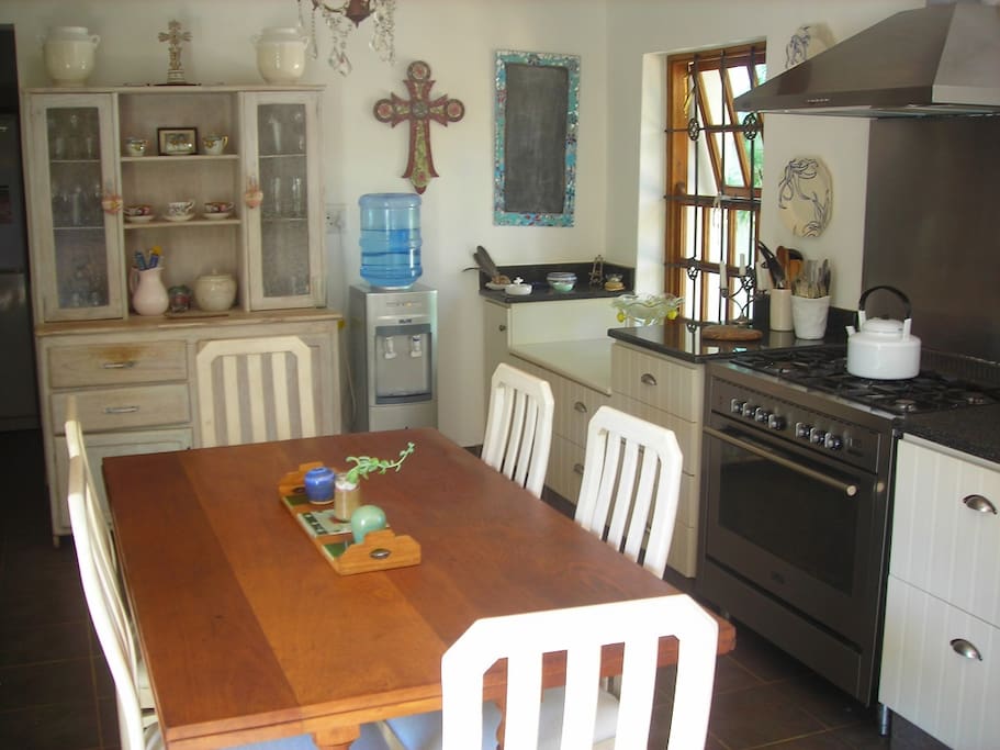 Cosy but spacious kitchen with everything you need to make a gourmet meal
