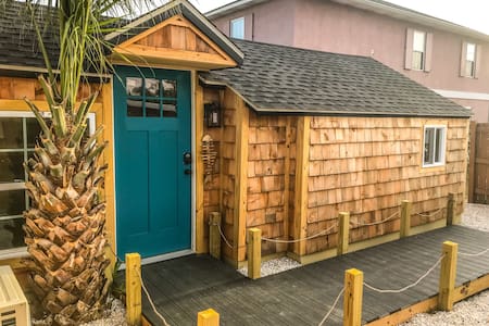 The Cedar Blue-Tiny house 1 block from the Ocean!