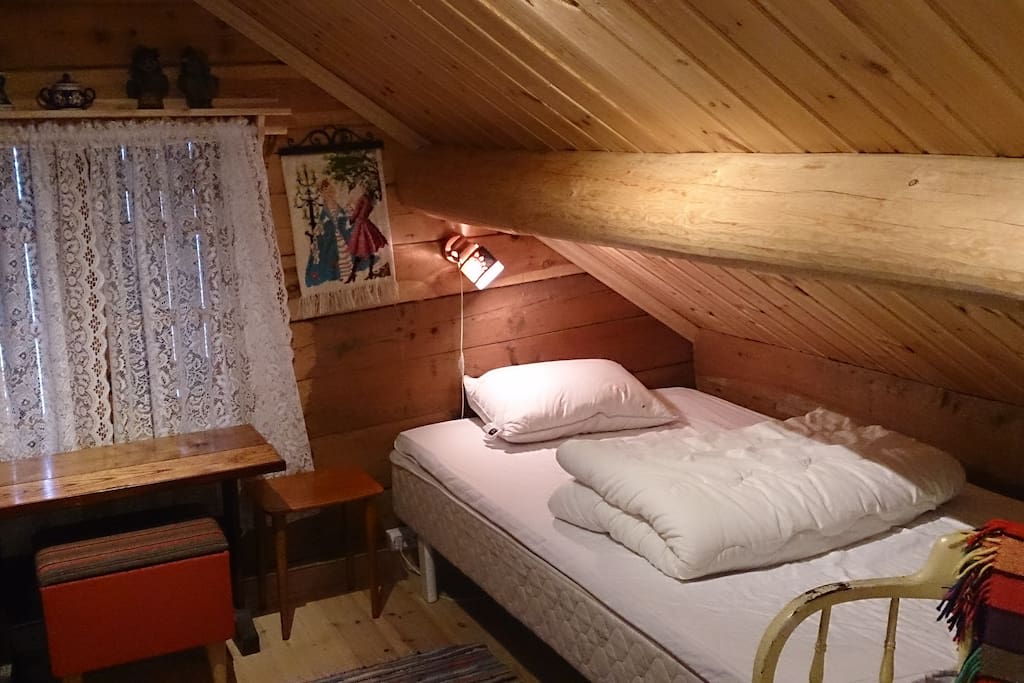 Loftstue med to store senger