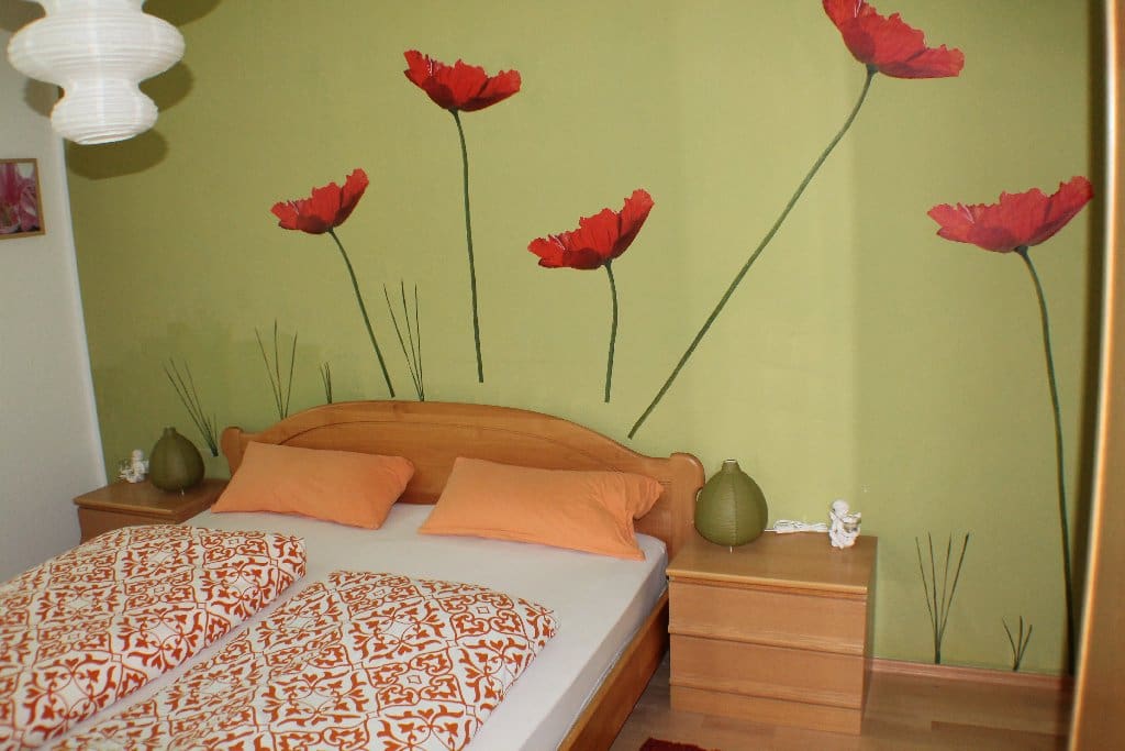 Schlafzimmer mit Reisekinderbett